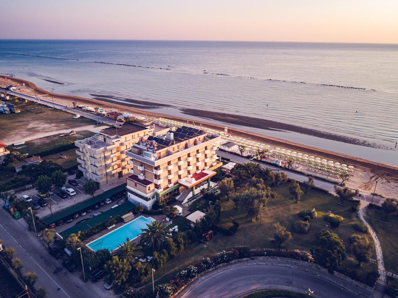 Una Hotels Imperial Beach Hotel Marotta Exterior foto